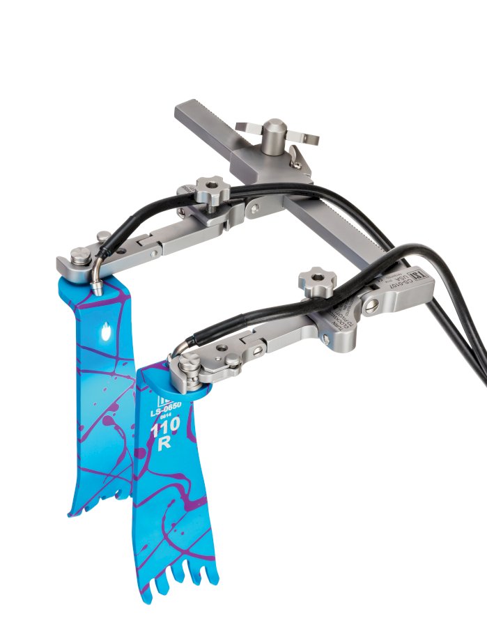 Retractor with blue blades and secure light cables