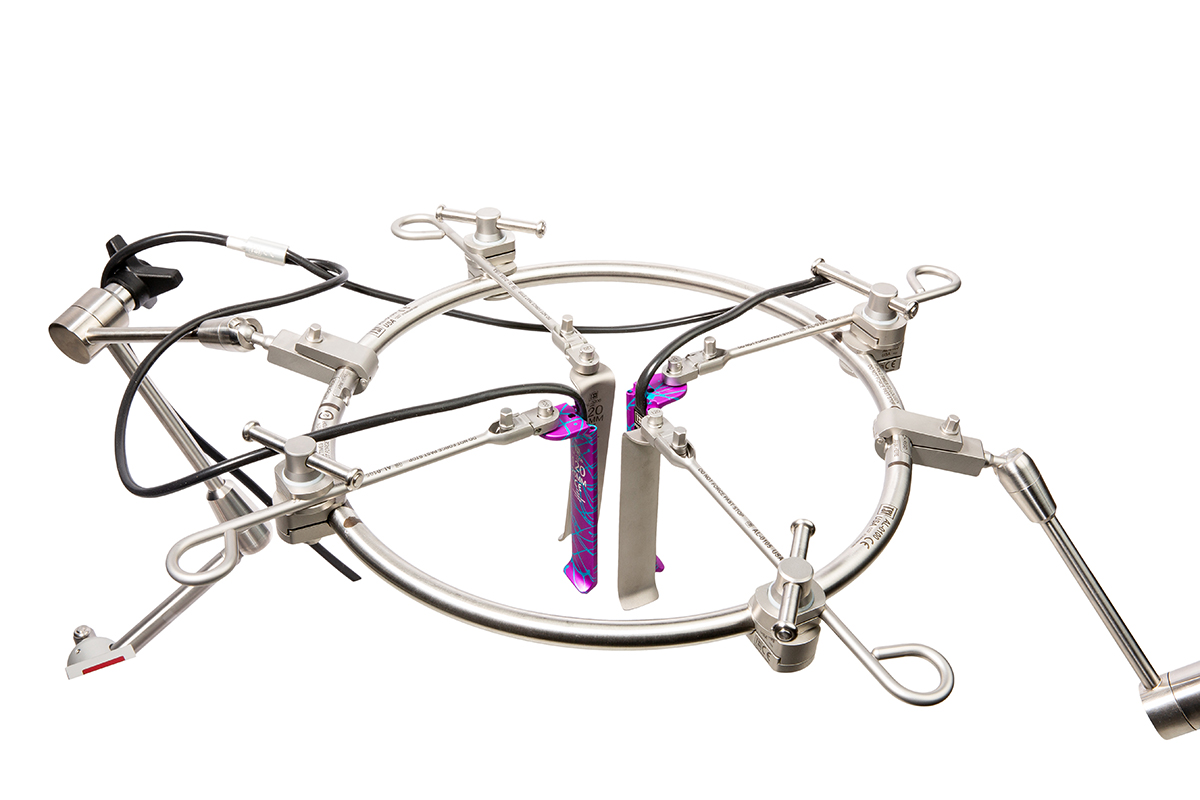 TeDan retractor ring system with blades and light cable