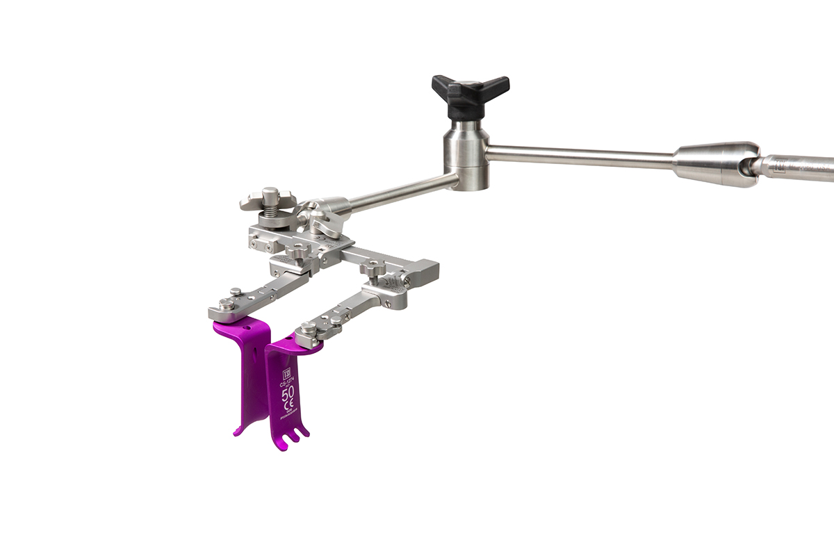 Phantom CS Classic retractor system on a table-mounted arm